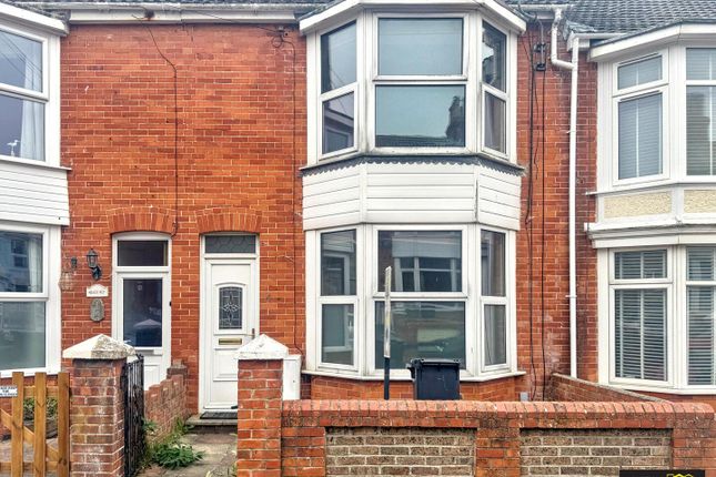 2 bed property, in Victoria Road, £220,000