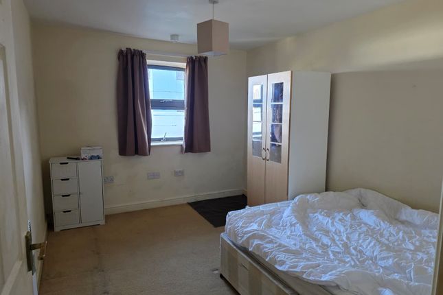 1 bed property, in Maltings Close, £340,000