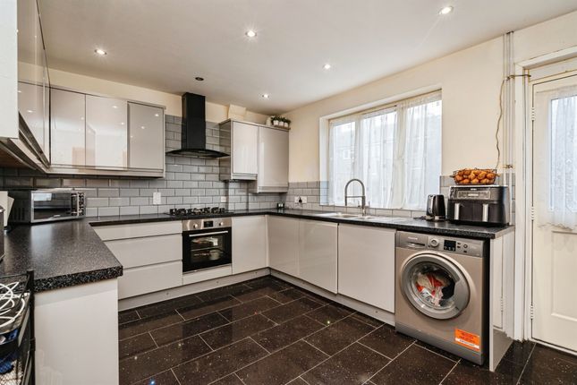 3 bed property, in Chaucer Road, £200,000