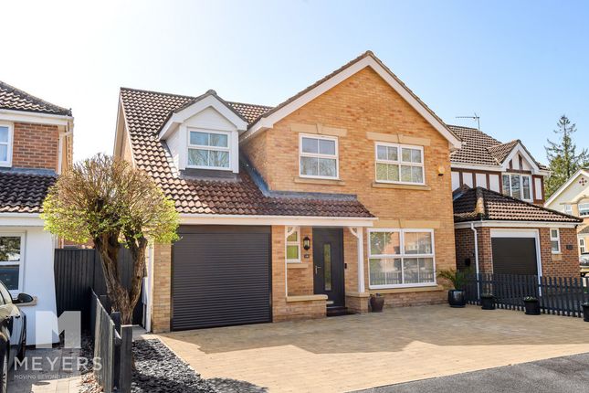 5 bed property, in Hillmeadow, £585,000