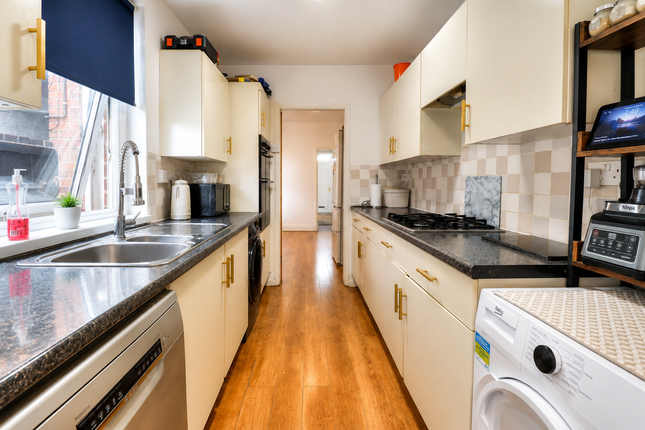 3 bed property, in Crescent Road, £190,000