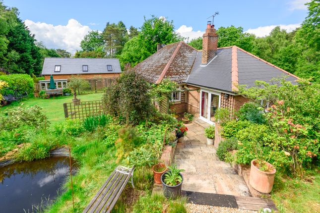 2 bed property, in Farther Common, £900,000