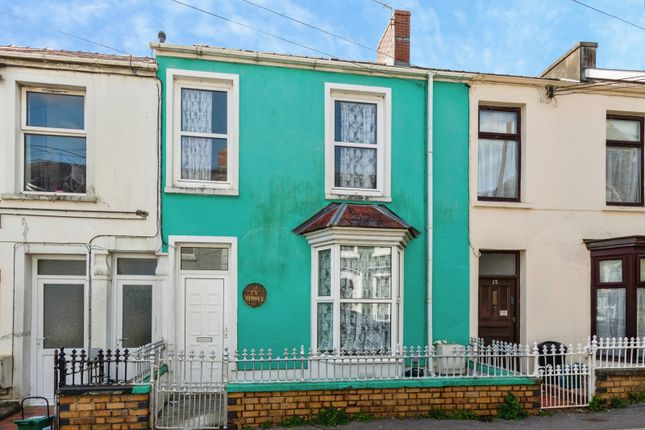 3 bed property, in The Avenue, £160,000
