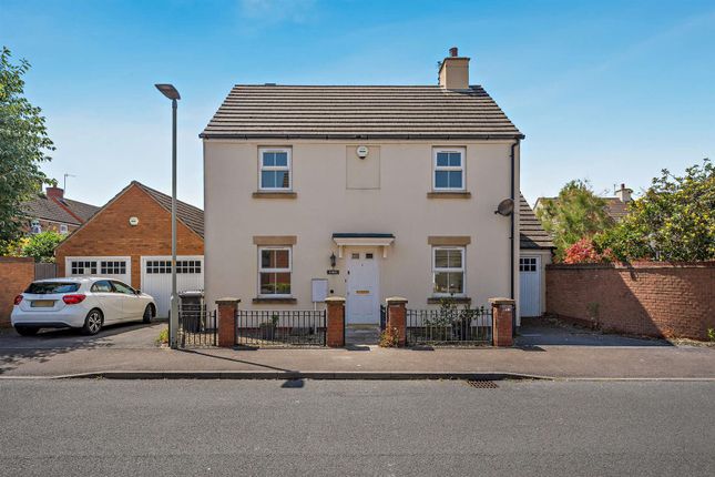 3 bed property, in Carwardine Field, £300,000
