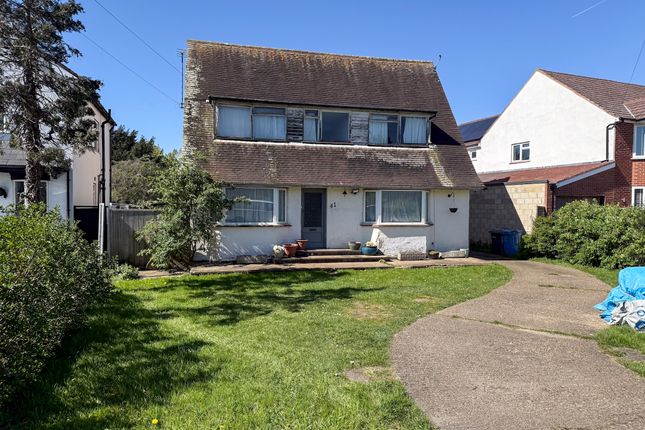 4 bed property, in Wraysbury, £695,000