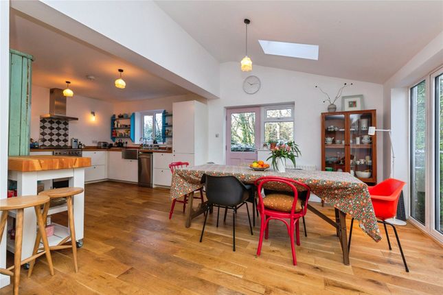 4 bed property, in Manor Close, £525,000