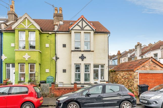 3 bed property, in Dunford Road, £425,000