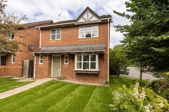 3 bed property, in The Oaks, £275,000