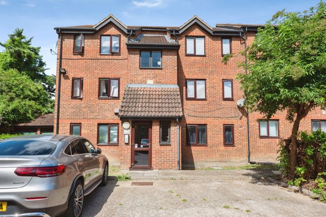 1 bed property, in Parsonage Road, £180,000