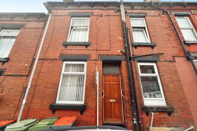 2 bed property, in Moorfield Grove, £90,000