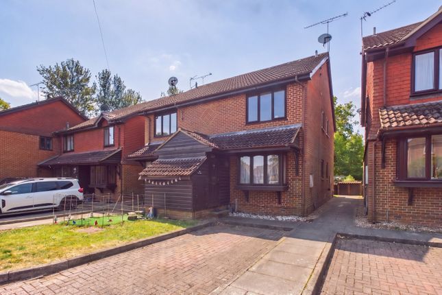 1 bed property, in Oak Court, £200,000