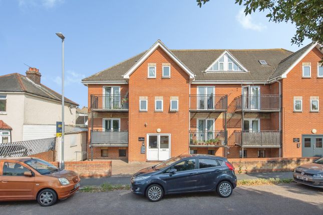 2 bed property, in Stour Road, £70,000