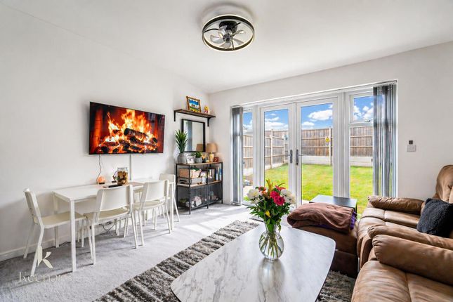 2 bed property, in Toll Gate Close, £200,000