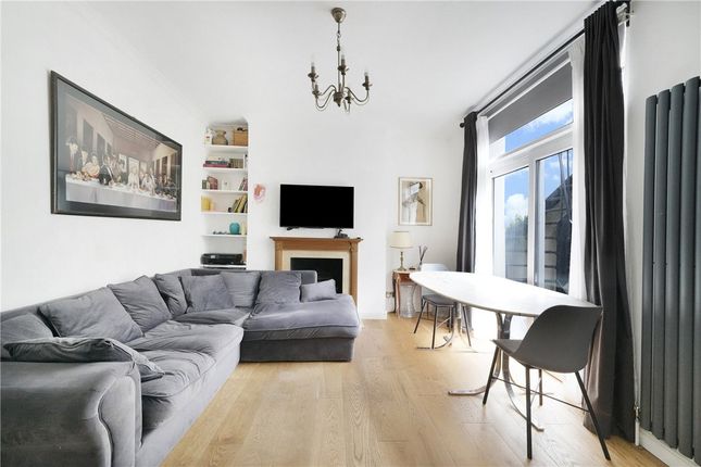 2 bed property, in Warwick Way, £595,995