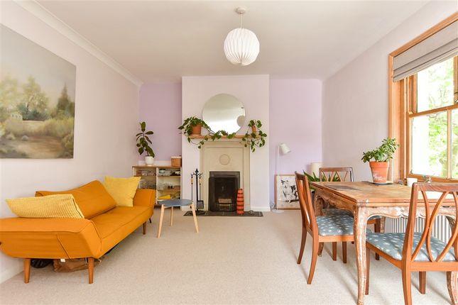 1 bed property, in Clyde Road, £300,000