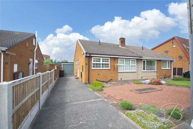 2 bed property, in Rolaine Close, £200,000