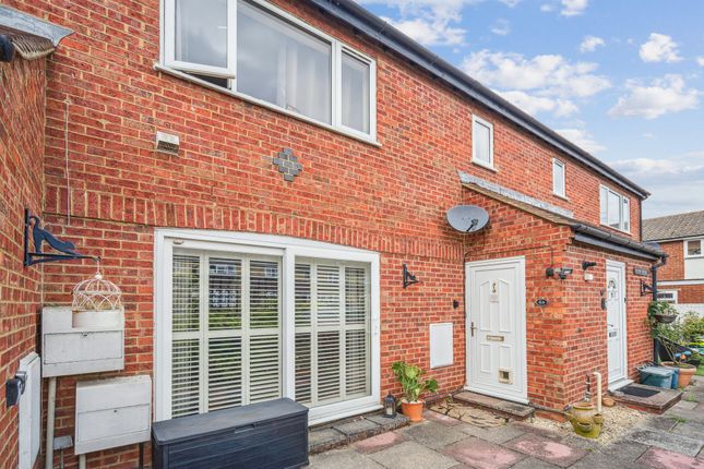 2 bed property, in Essex Road, £270,000