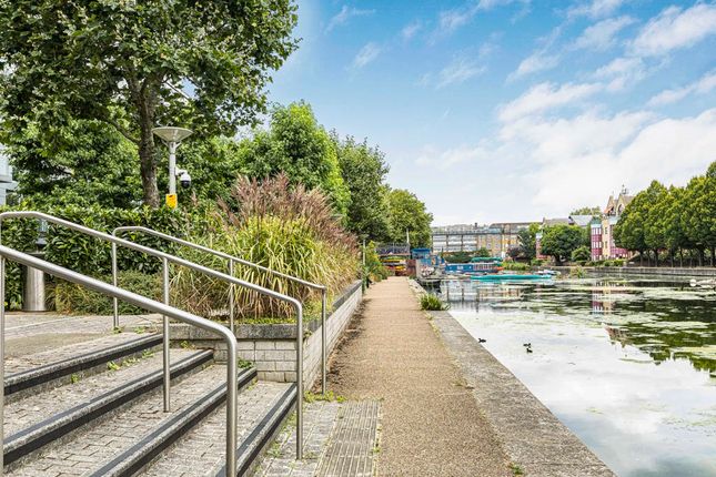 1 bed property, in City Road, £325,000