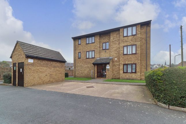 1 bed property, in West Street, £90,000