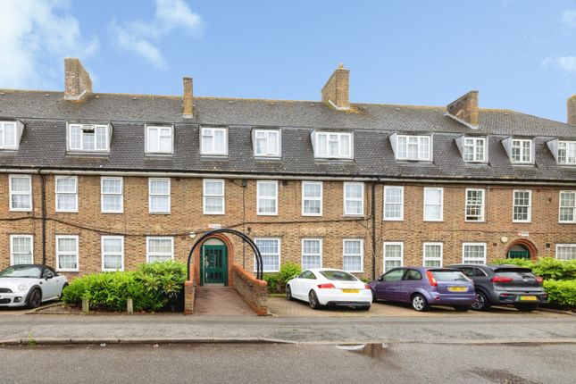 2 bed property, in Boundfield Road, £250,000