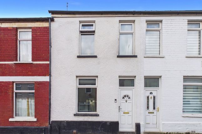 2 bed property, in Bell Street, £190,000
