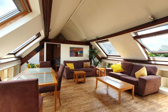 2 bed property, in High Street, £225,000