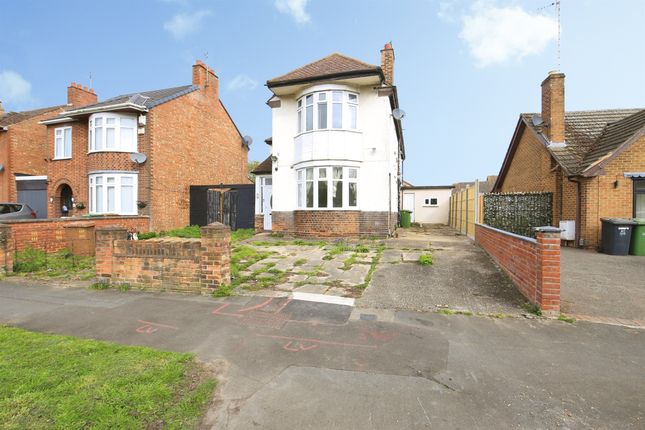 4 bed property, in Bishops Road, £300,000
