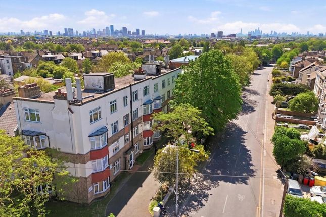 1 bed property, in Hainault Road, £235,000
