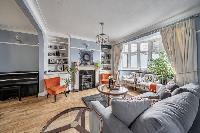 3 bed property, in Hayes Lane, £775,000