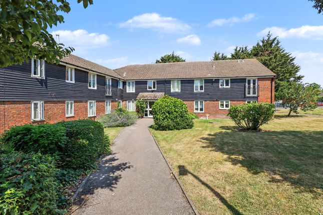 2 bed property, in Sands Way, £230,000