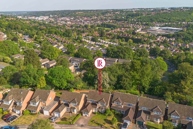 5 bed property, in Sunnycroft, £650,000