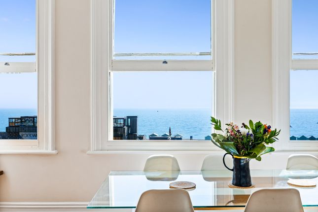 2 bed property, in Kingsway, £450,000
