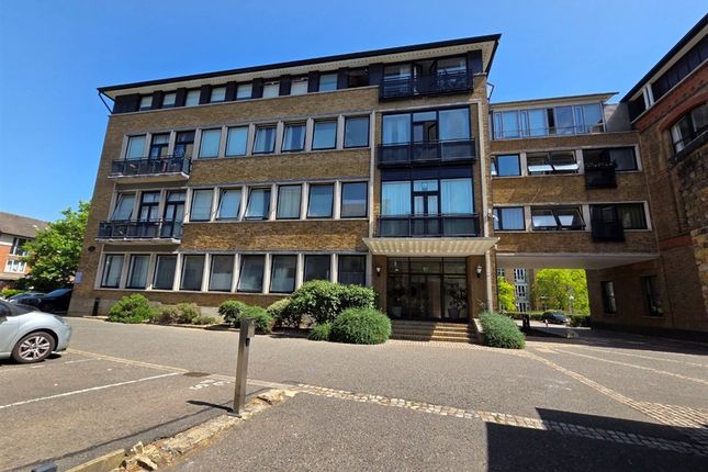 1 bed property, in Fairfield Road, £270,000