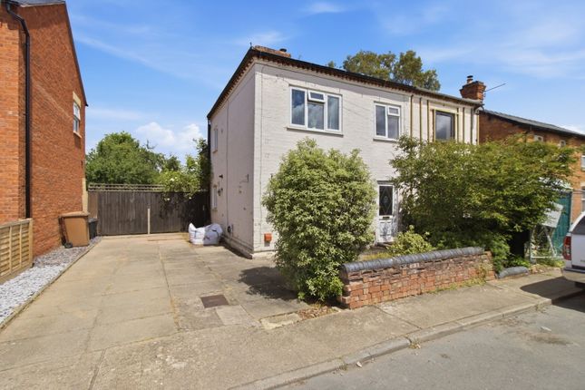 2 bed property, in Spring Gardens, £235,000