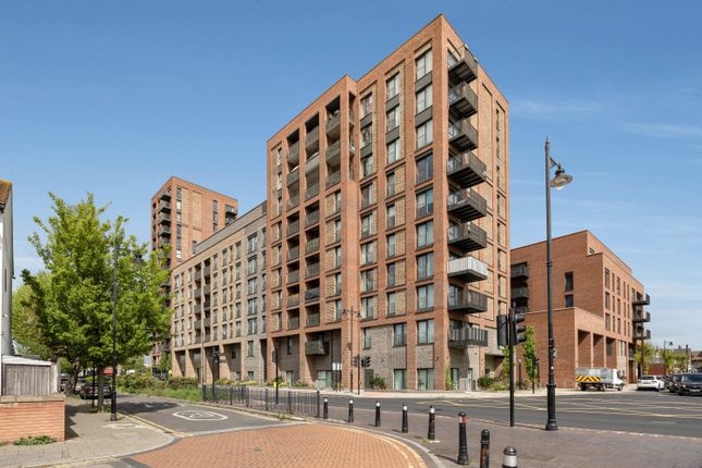 2 bed property, in Cornwell House, £395,000