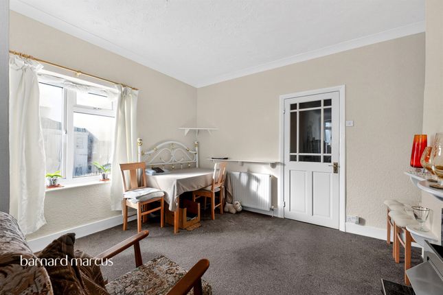 2 bed property, in East Gardens, £375,000