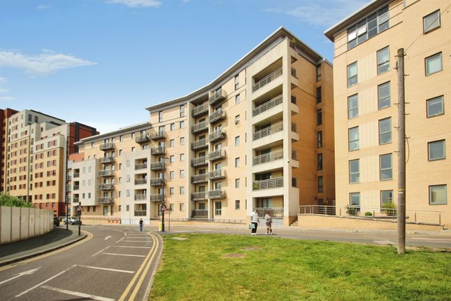2 bed property, in Bowman Lane, £125,000