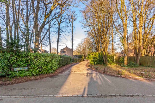 5 bed property, in St. Johns Close, £950,000