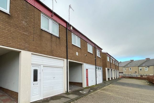 2 bed property, in Elliott Drive, £90,000