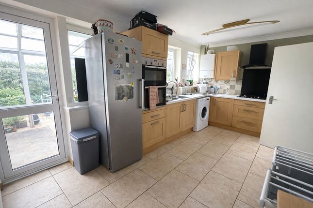 3 bed property, in Thornbridge Avenue, £200,000