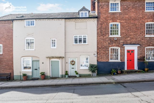 2 bed property, in Old Street, £235,000