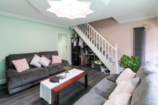 2 bed property, in Nordland Road, £280,000