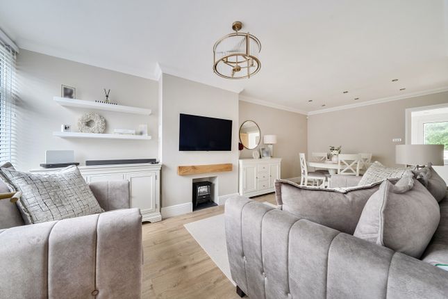 2 bed property, in Parkside Avenue, £375,000