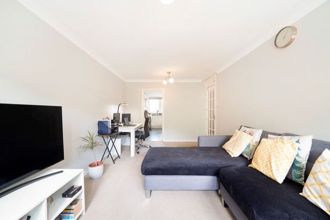 1 bed property, in Franklin Close, £295,000