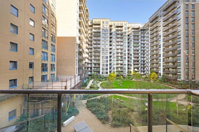2 bed property, in Western Gateway, £345,000