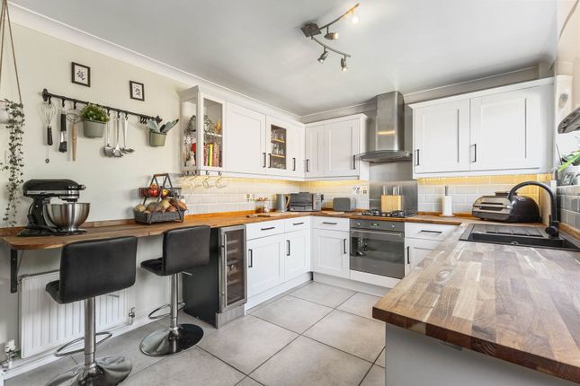 3 bed property, in Main Street, £200,000