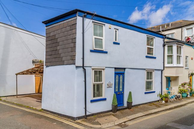 2 bed property, in Lake Street, £215,000