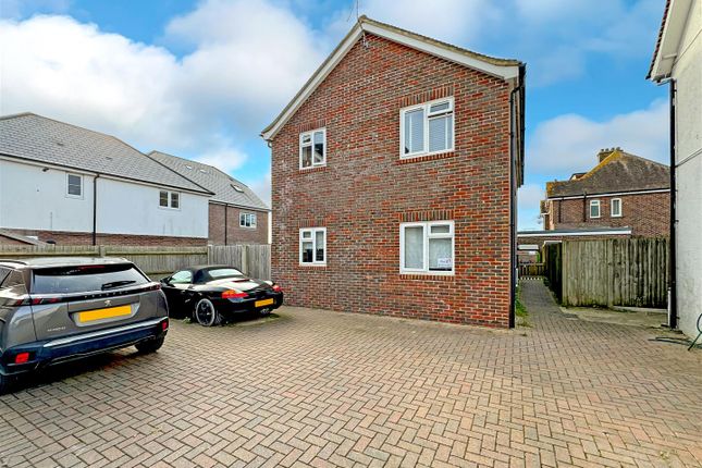 2 bed property, in Main Road, £170,000