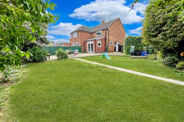 2 bed property, in Oakwood Drive, £315,000