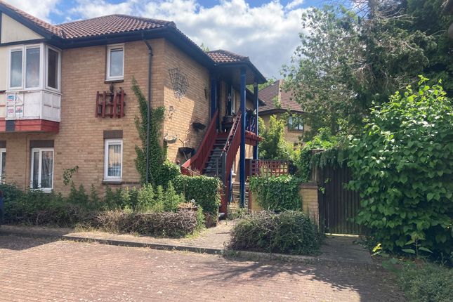 2 bed property, in Pomander Crescent, £150,000